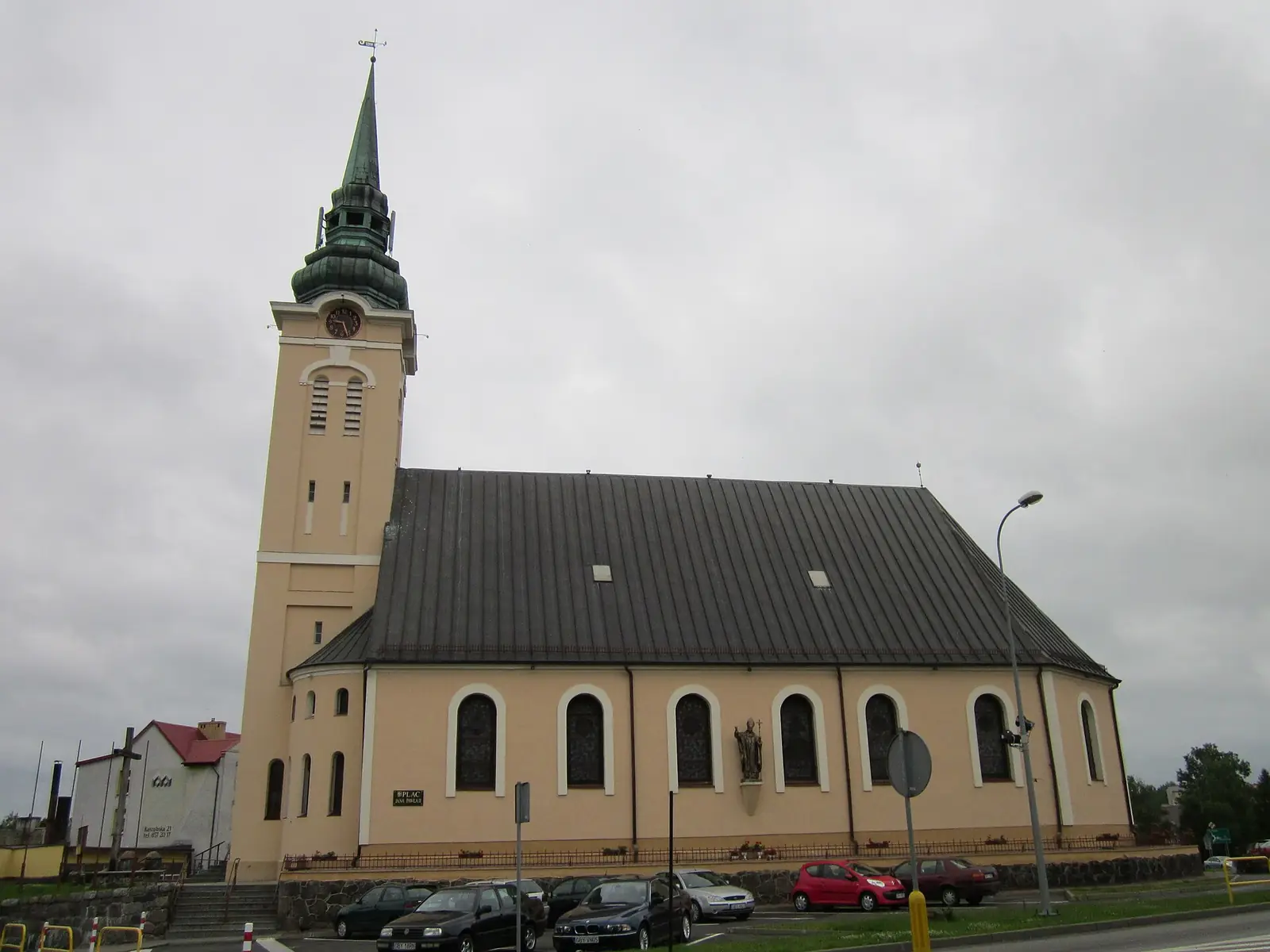 Kościół NMP Wspomożenia Wiernych w Miastku od strony ulicy, z wieżą i dwuspadowym dachem